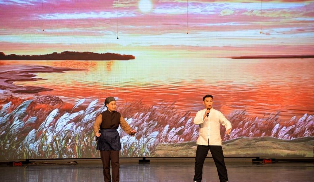 现代京剧《沙家浜》选段演出照：中国戏曲学院表演者余书剑（右）、赵家依（2025年12月3日北京市八一学校活动闭幕式）