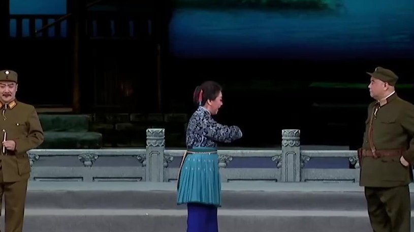 央视《CCTV空中剧院》所播现代京剧《沙家浜·智斗》录像截帧：阿庆嫂与刁德一、胡传魁三人同台（表演：郑潇、张凯、韩巨明）