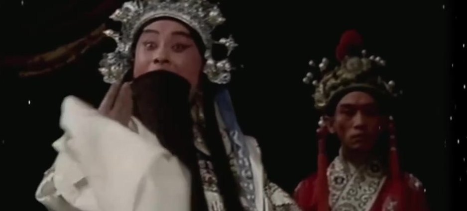 央视《典藏》京剧《满江红》录像截帧：岳飞白蟒、挂黑髯做戏（表演：孙岳、萧润德、孙亦意）