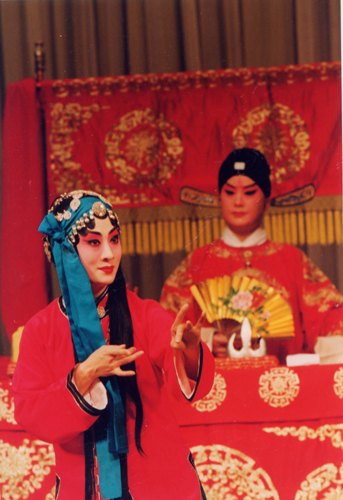 京剧《玉堂春》剧照：公堂会审，苏三与官员对答（国家京剧院官网剧目页所载）