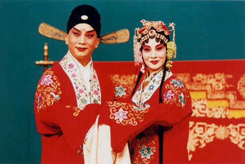 京剧《玉堂春》剧照：王金龙与苏三（生旦双人，团圆一场）（国家京剧院官网剧目页所载）