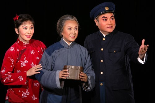 现代京剧《红灯记》剧照：李玉和与李奶奶、李铁梅祖孙三代同场（国家京剧院官网剧目页所载）