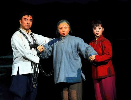 现代京剧《红灯记》剧照：刑场一场，李玉和、李奶奶与李铁梅同立（国家京剧院官网剧目页所载）