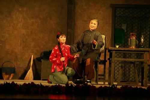 现代京剧《红灯记》剧照：李奶奶向李铁梅痛说革命家史（国家京剧院官网剧目页所载）
