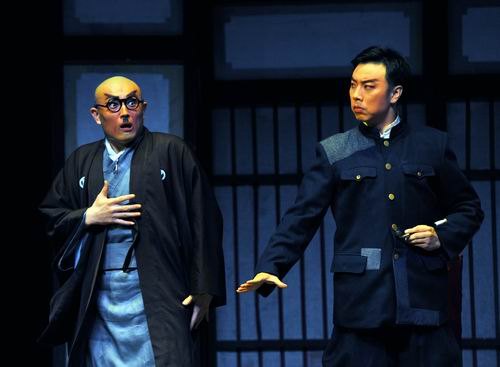 现代京剧《红灯记》剧照：李玉和与鸠山对坐（国家京剧院官网剧目页所载）