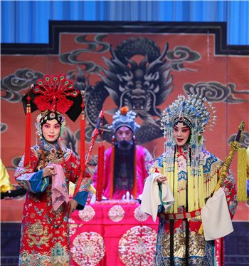 京剧《红鬃烈马》演出照：王芳（左）饰代战公主