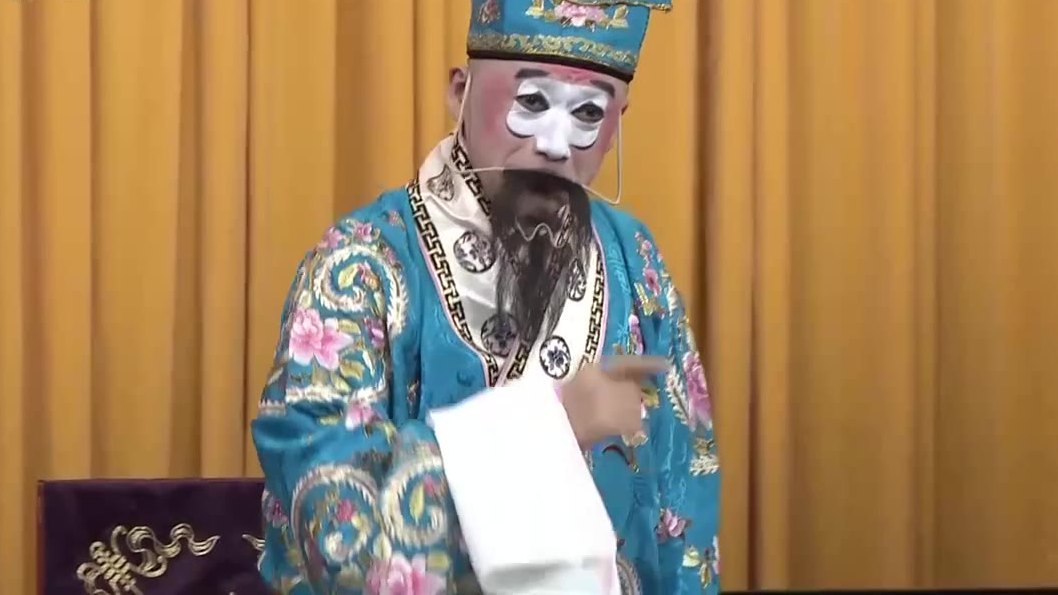 京剧《群英会·借东风·华容道》第四场演出照：蓝蟒、白脸黑满髯的净角执白笺（央视《CCTV空中剧院》）