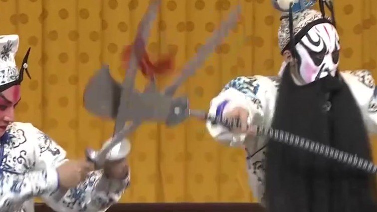 央视《CCTV空中剧院》京剧《艳阳楼》（表演：王玺龙、史绍跃等）：剧中开打场面，高登（右）持大刀与对手交锋