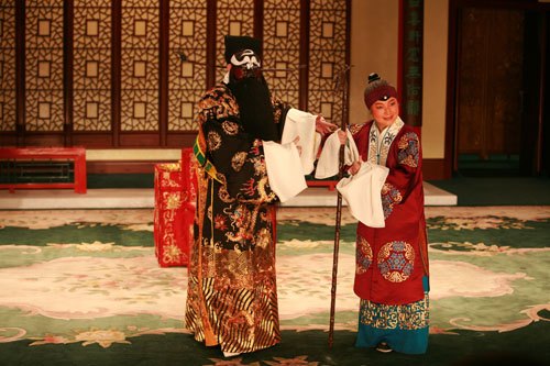 京剧《赤桑镇》剧照：包拯劝解吴妙贞（中国国家京剧院官网「剧目博览·赤桑镇」页所载）