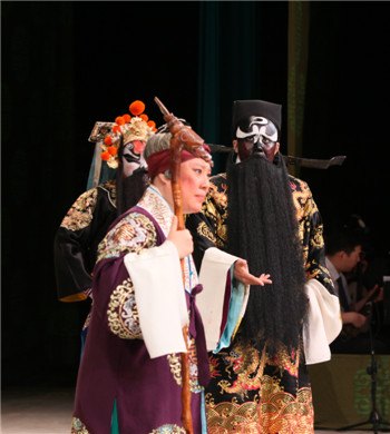 京剧《赤桑镇》剧照：王越饰包拯（右）、张静饰吴妙贞（前）（中国国家京剧院第20次赴台演出）
