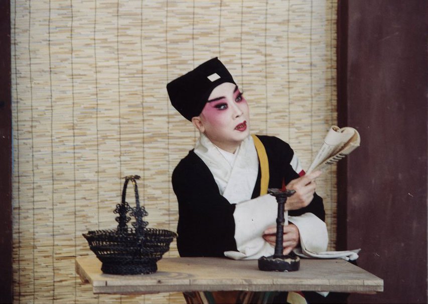京剧《连升店》剧照：穷举子王明芳（灯下展卷）