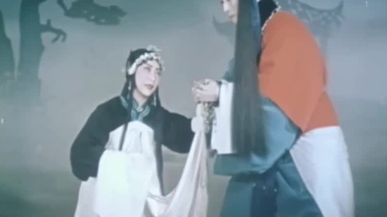 京剧《野猪林》1962年资料修复版录像截帧：林冲与林娘子（李少春饰林冲、杜近芳饰林娘子）