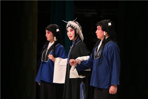 《铡美案》刘梦姣饰演秦香莲（中）（国家京剧院第20次赴台演出剧照）