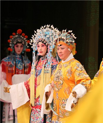 《铡美案》张静饰演太后（右）、张艺饰演皇姑（中）（国家京剧院第20次赴台演出剧照）