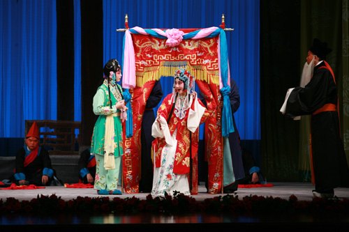 京剧《锁麟囊》花轿与嫁娶场面（国家京剧院官网剧目页所载剧照）