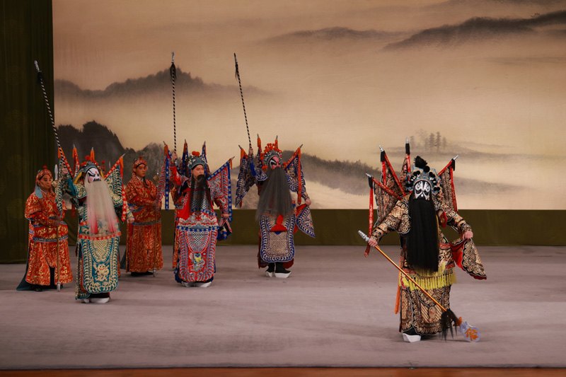 京剧《霸王别姬》演出照：项羽与扎靠武行群场（2025京剧文化季演出，人民网北京频道报道所载）