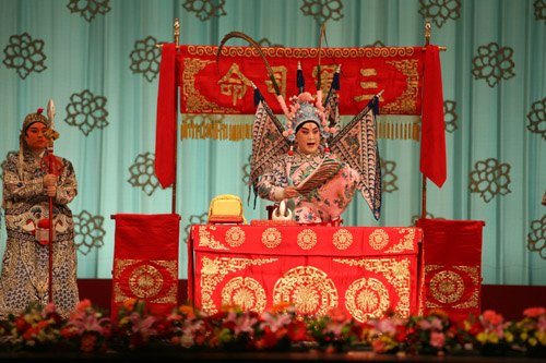 京剧《龙凤呈祥》剧照：旦角坐帐，武将持枪侍立（国家京剧院官网剧目页所载）