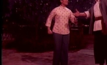 现代京剧《龙江颂》影片截帧：江水英与李志田（李炳淑、马名群饰）在闸上对戏
